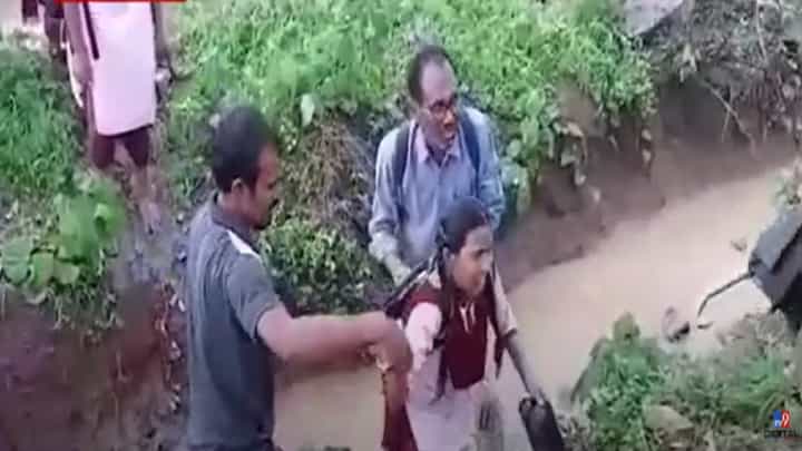 शिक्षणासाठी गुडघाभर चिखलातून पायपीट, जीव मुठीत घेऊन विद्यार्थ्यांचा धोकादायक प्रवास शिक्षणासाठी गुडघाभर चिखलातून पायपीट, जीव मुठीत घेऊन विद्यार्थ्यांचा धोकादायक प्रवास