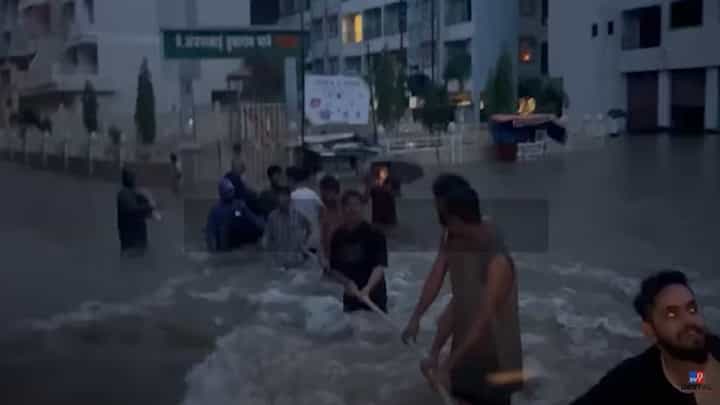 कल्याणमध्ये पावसाचा कहर, बोटीच्या सहाय्याने नागरिकांचा प्रवास अन् आठशेहून कुटुंबांचे स्थलांतरण कल्याणमध्ये पावसाचा कहर, बोटीच्या सहाय्याने नागरिकांचा प्रवास अन् आठशेहून कुटुंबांचे स्थलांतरण