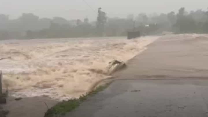 पालघरच्या सूर्या प्रकल्पातून 27 हजाप क्युकेस पाण्याचा विसर्ग, नदीकाठच्या गावांना सतर्कतेचा इशारा पालघरच्या सूर्या प्रकल्पातून 27 हजाप क्युकेस पाण्याचा विसर्ग, नदीकाठच्या गावांना सतर्कतेचा इशारा