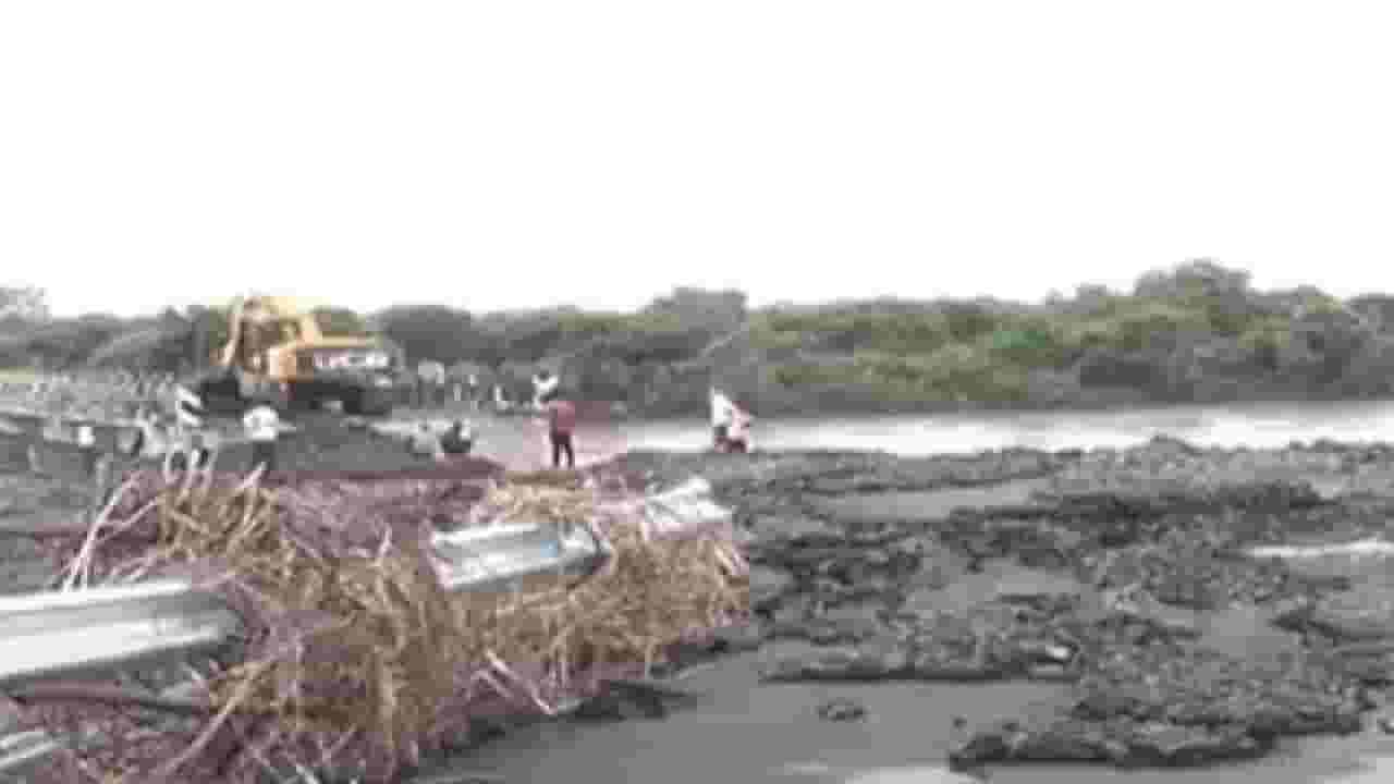 यवतमाळ जिल्ह्यात पावसामुळे मोठं नुकसान; उमरी कापेश्वरजवळील पूल गेला वाहून यवतमाळ जिल्ह्यात पावसामुळे मोठं नुकसान; उमरी कापेश्वरजवळील पूल गेला वाहून