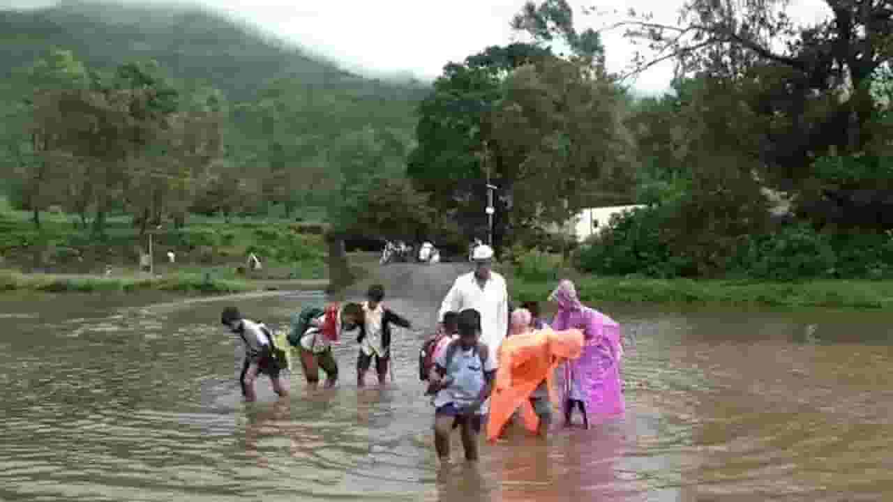 हवेली तालुक्यातील मोरदरवाडीमध्ये रस्ताच गायब; गावातील नागरिकांचा चिखल आणि पाण्यातून प्रवास