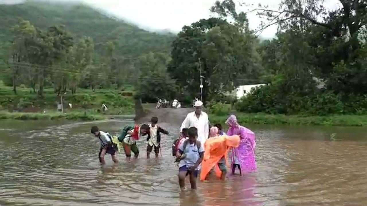 हवेली तालुक्यातील मोरदरवाडीमध्ये रस्ताच गायब; गावातील नागरिकांचा चिखल आणि पाण्यातून प्रवास