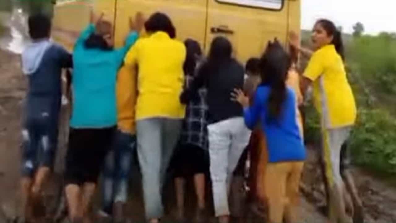 दुरावस्था झालेल्या रस्त्याची चाळण, चिखलात फसलेल्या बसला विद्यार्थ्यांचा 'दे धक्का'! दुरावस्था झालेल्या रस्त्याची चाळण, चिखलात फसलेल्या बसला विद्यार्थ्यांचा 'दे धक्का'!