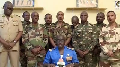 टीव्हीवरुन सत्तापालटाची घोषणा, बॉडीगार्डनीच राष्ट्रपतींना बनवलं बंदी