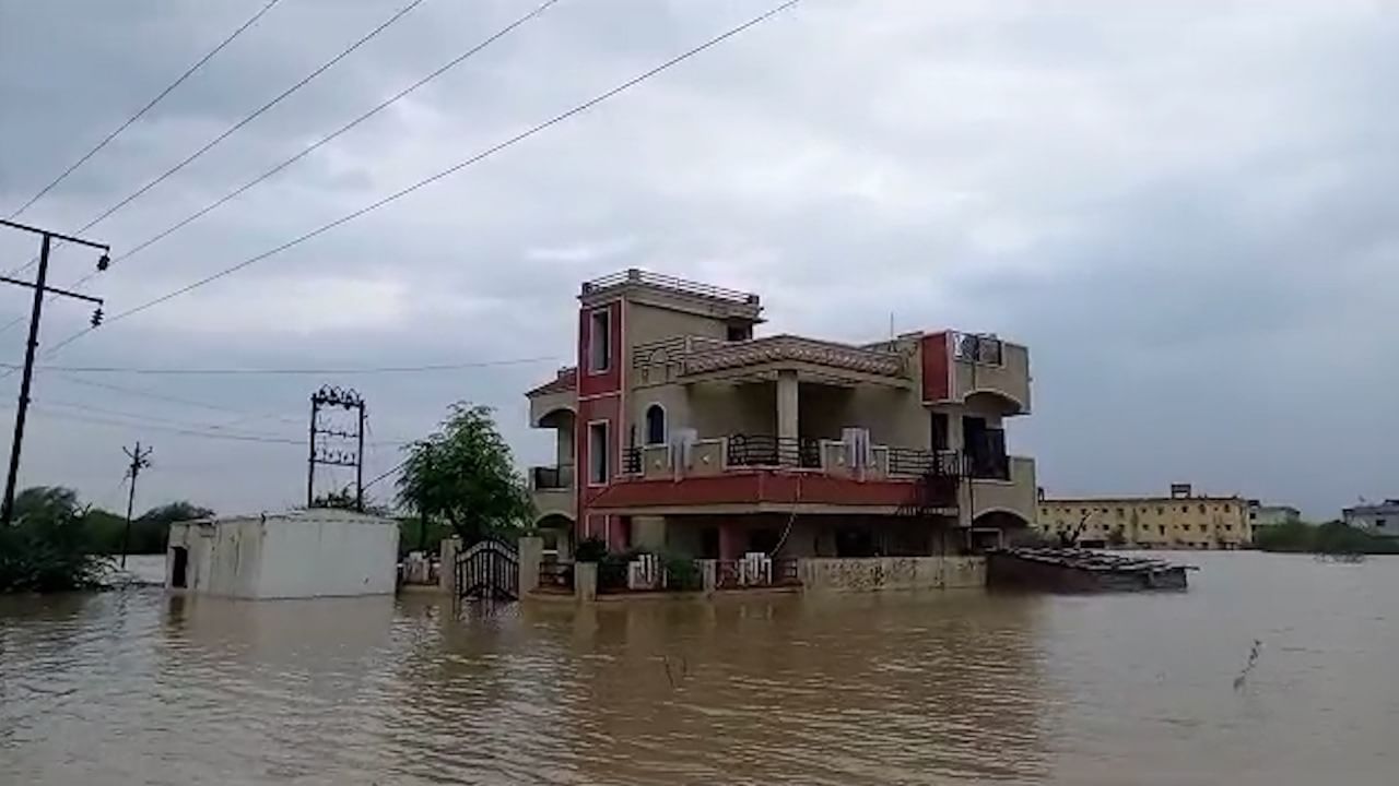 चंद्रपूर शहरात पावसामुळे हाहाकार उडाला आहे. चंद्रपुरातून धडकी भरवणारे फोटो समोर आलेत. 