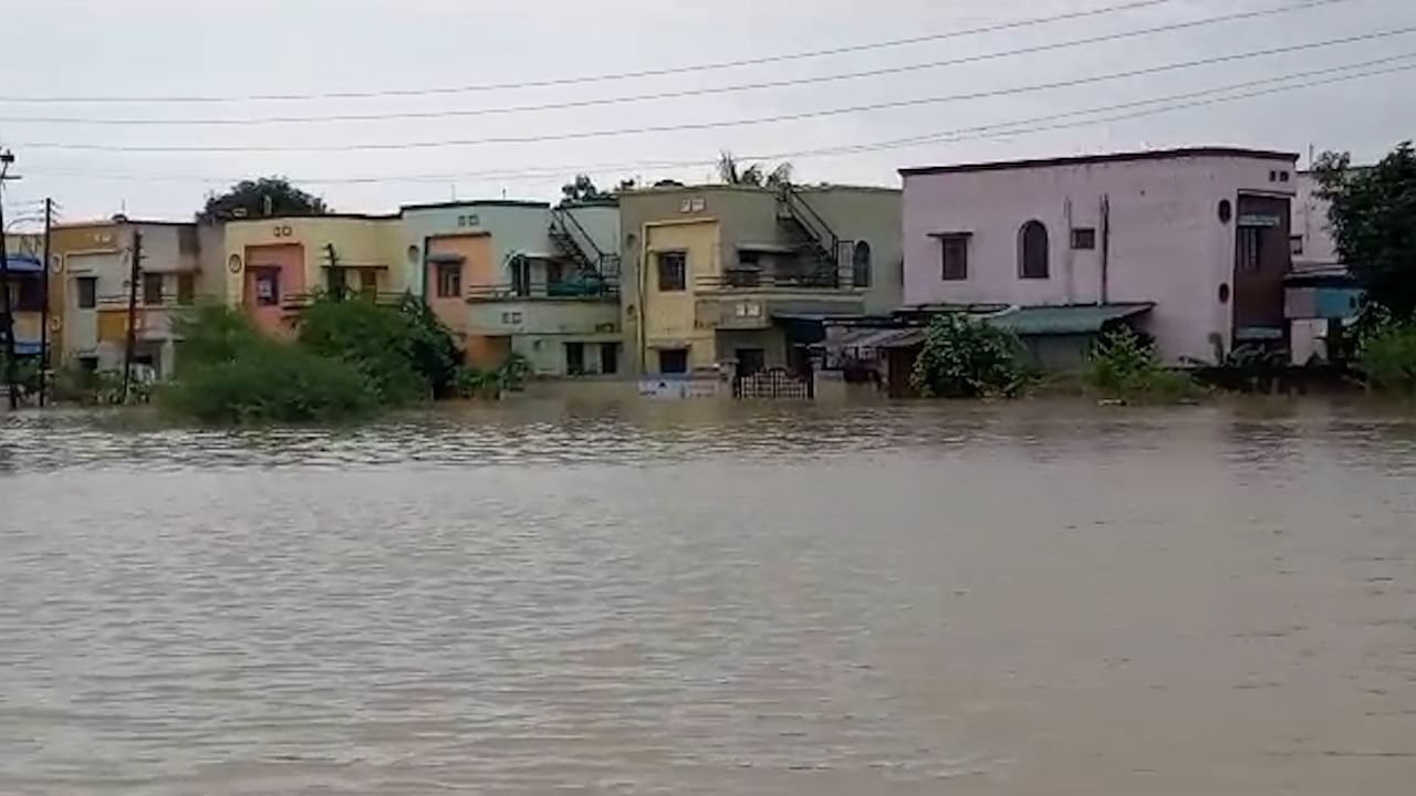 चंद्रपूर शहरात 8 ते 10 फूट पाणी आहे. चंद्रपूरला सध्या पाण्याने वेढा घातला आहे. लोकांनी जीव वाचवण्यासाठी वरच्या मजल्याचा आधार घेतला आहे. 