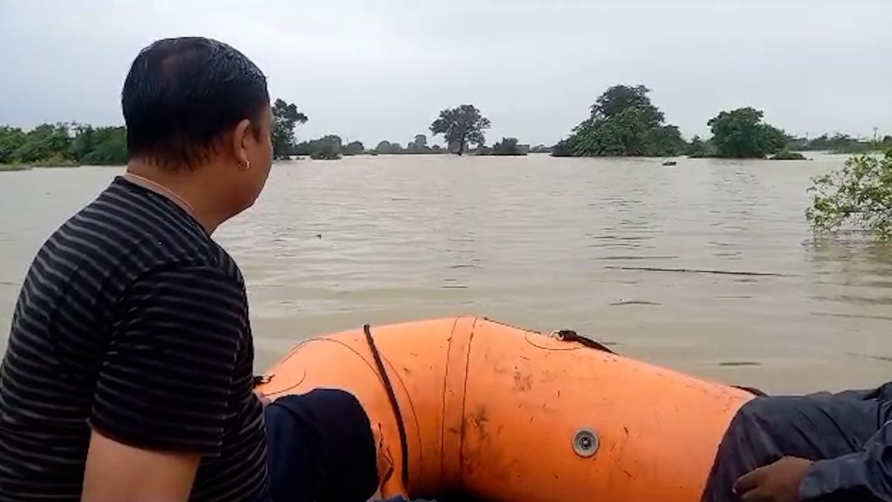 NDRF कडून चंद्रपूर शहरात मदतकार्य सुरु आहे. एनडीआरएफचे जवान संपूर्ण भाग पिंजून काढत आहे. प्रत्येक घराजवळ जाऊन कोणी आहे का? म्हणून विचारणा सुरु आहे. 