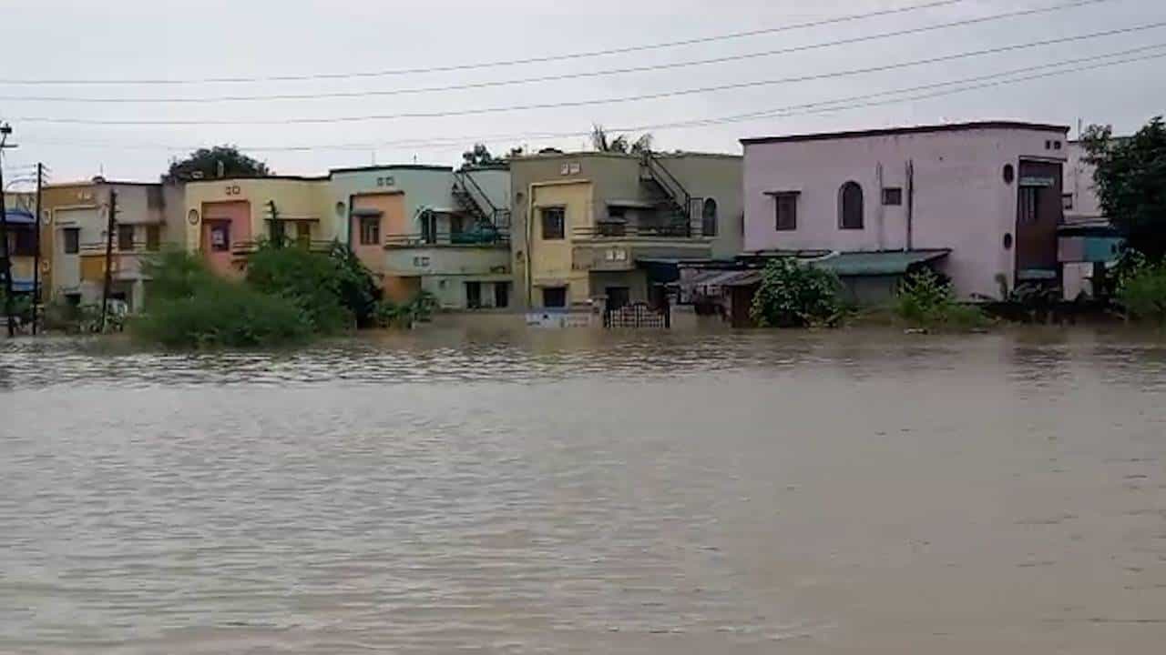 चंद्रपुरात पुराचा हाहाकार; घरात कोणी आहे का? एनडीआरएफची नागरिकांना विचारणा