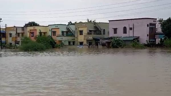 चंद्रपुरात पुराचा हाहाकार; घरात कोणी आहे का? एनडीआरएफची नागरिकांना विचारणा