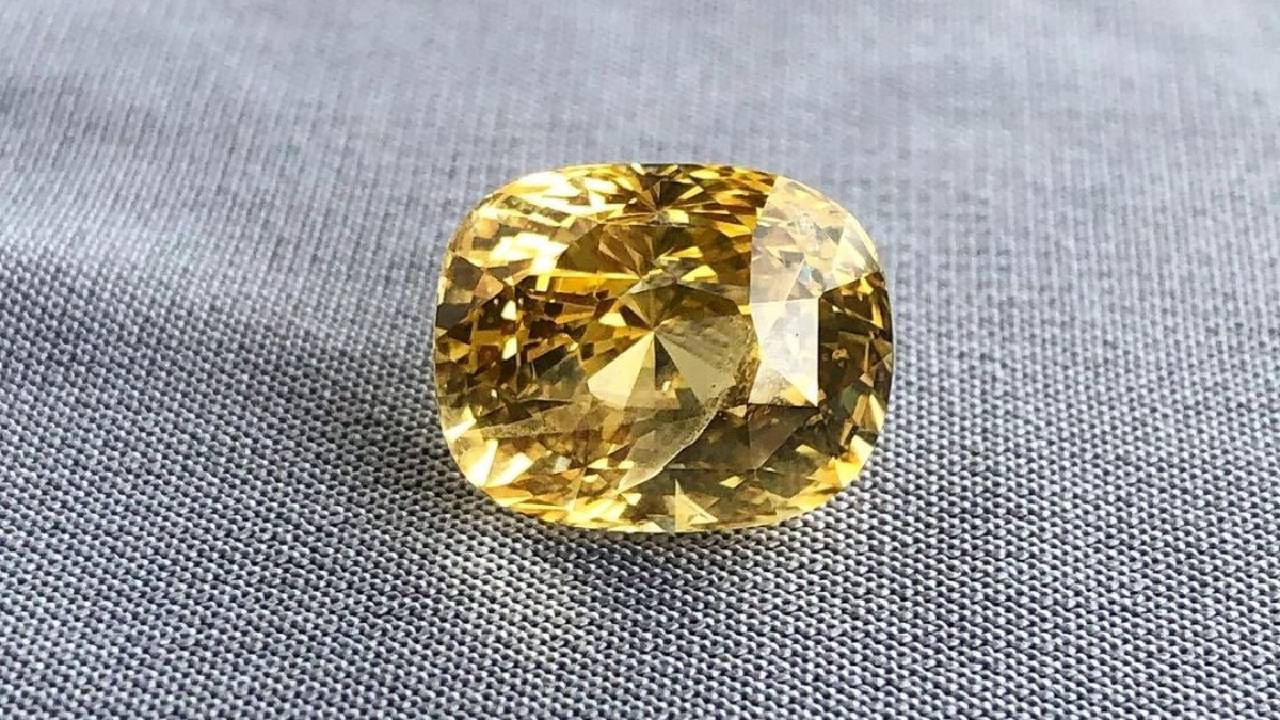 Pukhraj Stone Benefits : पुखराज धारण करण्याचे आहेत अनेक फायदे, पत्रिकेतील हा ग्रह होतो बलवान Pukhraj Stone Benefits : पुखराज धारण करण्याचे आहेत अनेक फायदे, पत्रिकेतील हा ग्रह होतो बलवान