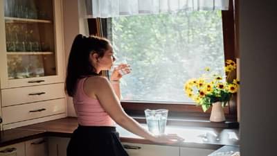 Warm Water Benefits : चहाऐवजी कोमट पाण्याने करा तुमच्या दिवसाची सुरूवात, मिळतील अनोखे फायदे