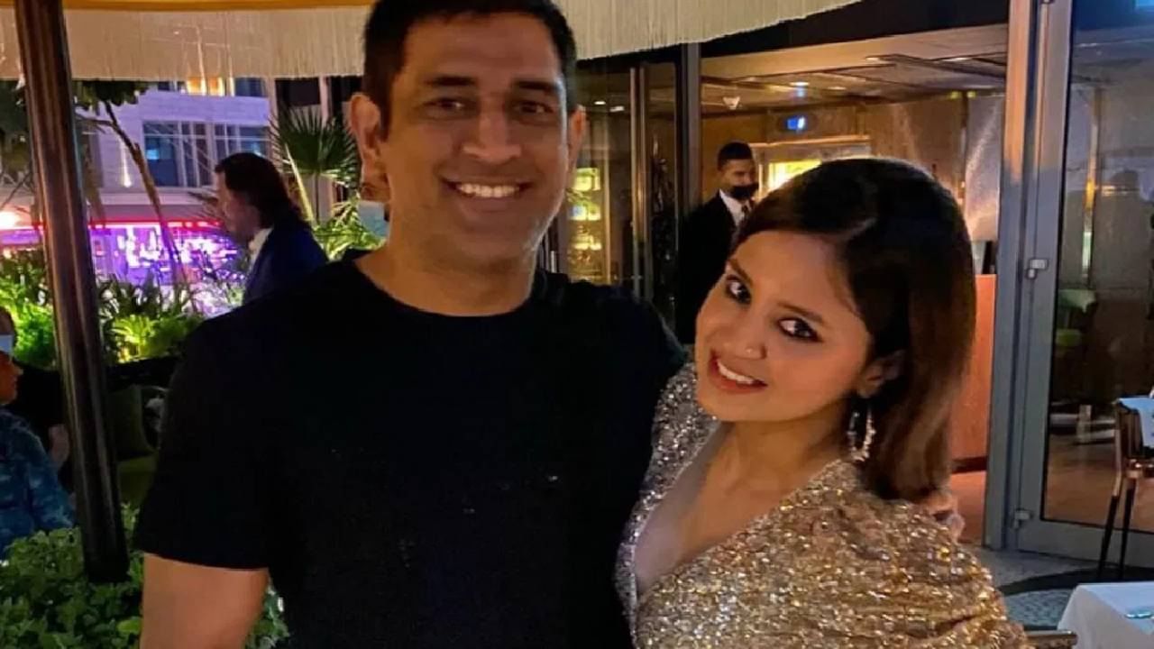 साक्षी म्हणाली की, तो बरा होत आहे. तो रिहॅबमध्ये आहे. यानंतर साक्षीदाराने फिंगर क्रॉसचे संकेतही दिले.