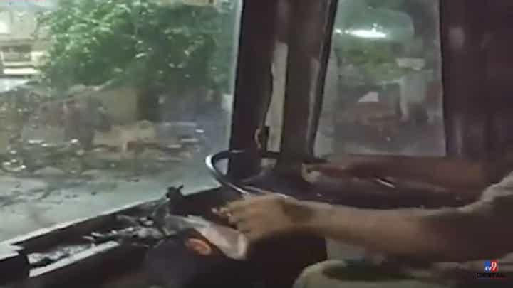 'लालपरी'चा आणखी एक धक्कादायक व्हिडिओ व्हायरल, एका हातात स्टेरिंग अन् दुसऱ्या हातात... 'लालपरी'चा आणखी एक धक्कादायक व्हिडिओ व्हायरल, एका हातात स्टेरिंग अन् दुसऱ्या हातात...