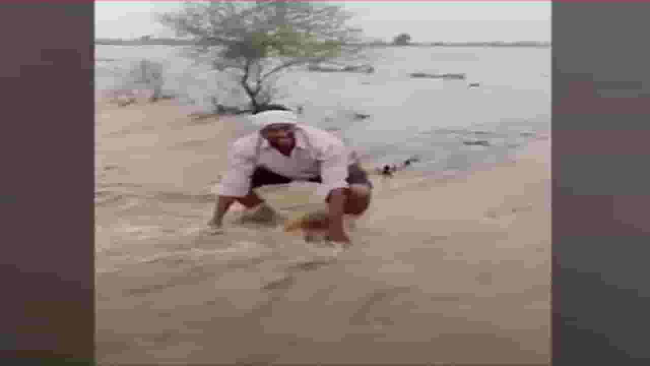 सोयाबीन अन् कापसाची शेती वाहून गेल्यानं अमरावतीच्या शेतकऱ्याचा आक्रोश; व्हिडीओ व्हायरल सोयाबीन अन् कापसाची शेती वाहून गेल्यानं अमरावतीच्या शेतकऱ्याचा आक्रोश; व्हिडीओ व्हायरल