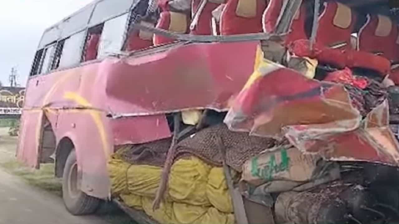 बुलढाण्यात भीषण अपघात, दोन ट्रॅव्हल्सची समोरासमोर धडक बसचा चुरडा अन् जागीच…