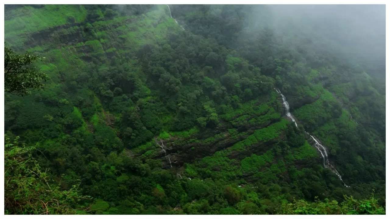 माथेरान... महाराष्ट्रातील एक सुंदर आणि सर्वांना आकर्षक करणारं हे थंड हवेचं ठिकाण आहे. इथे पावसाळ्यात पर्यटक गर्दी करत असतात. इथं ट्रैकिंग, रॉक क्लाइंबिंग आणि जिप-लाइनिंग सारख्या अॅडव्हेंचर अॅक्टिव्हिट करता येतात. 