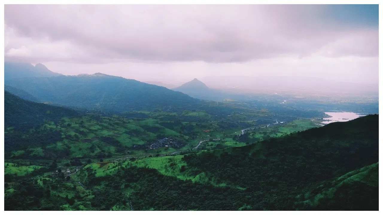 लोणावळा... महाराष्ट्रातील प्रत्येक व्यक्तीला एकदातरी लोणावळ्याला फिरायला यायचंच असतं... पावसाळ्यात लोणावळा अधिकच सुंदर आणि आकर्षक दिसतं.