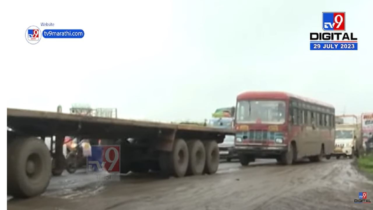 नाशिक-पुणे महामार्ग आहे की वाळवंट? काही कळेनाच... जीव मुठीत धरून प्रवासी करताय प्रवास नाशिक-पुणे महामार्ग आहे की वाळवंट? काही कळेनाच... जीव मुठीत धरून प्रवासी करताय प्रवास