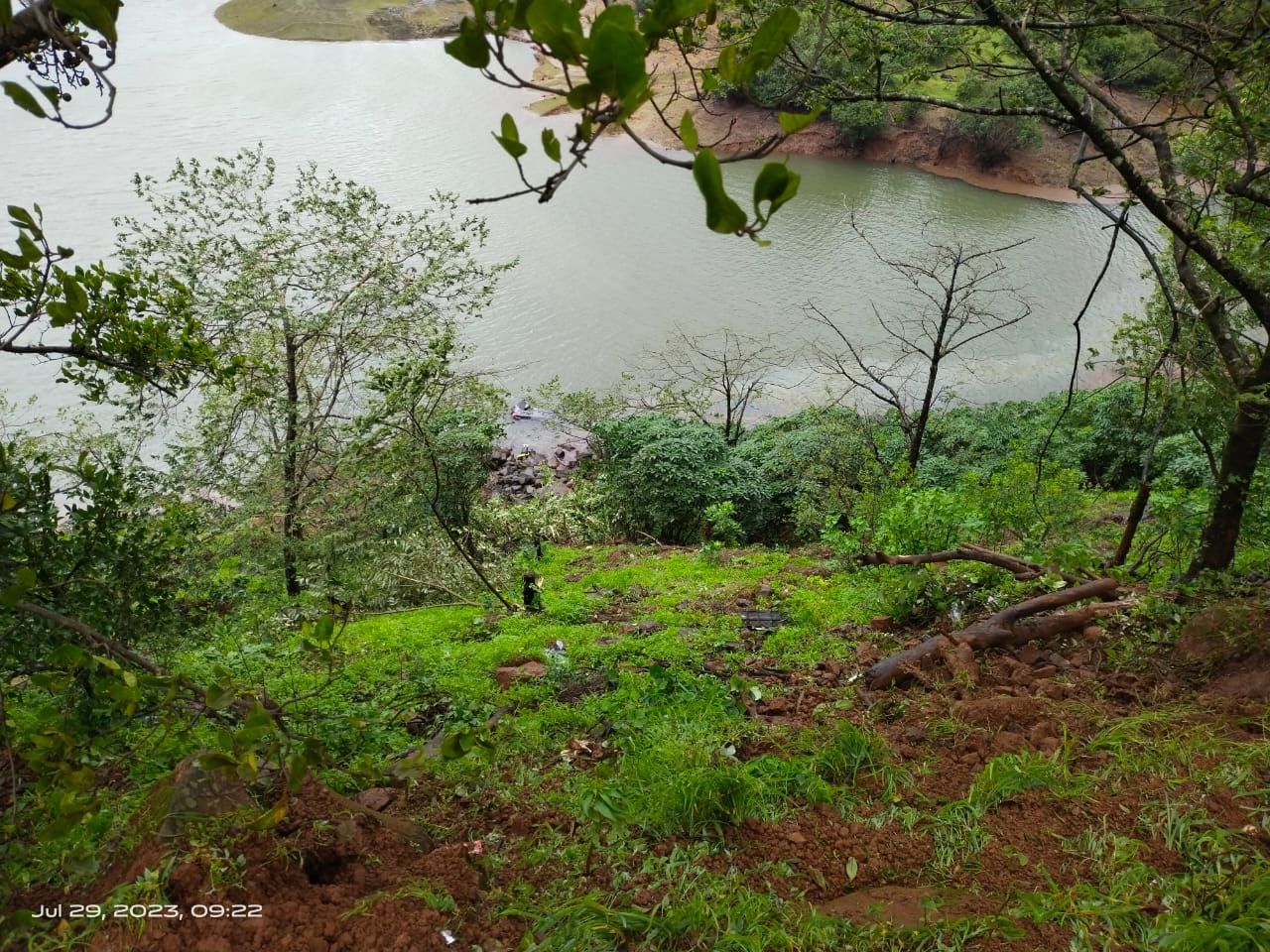 अपघातानंतर स्थानिक रेस्क्यू टीम घटना स्थळी दाखल झाली. रेस्क्यू टीमच्या जवानांकडून बचावकार्य सुरू करण्यात आले. कारमधील तिघा जणांचा मृत्यू झाला आहे तर एकाला वाचविण्यात यश आले आहे. 