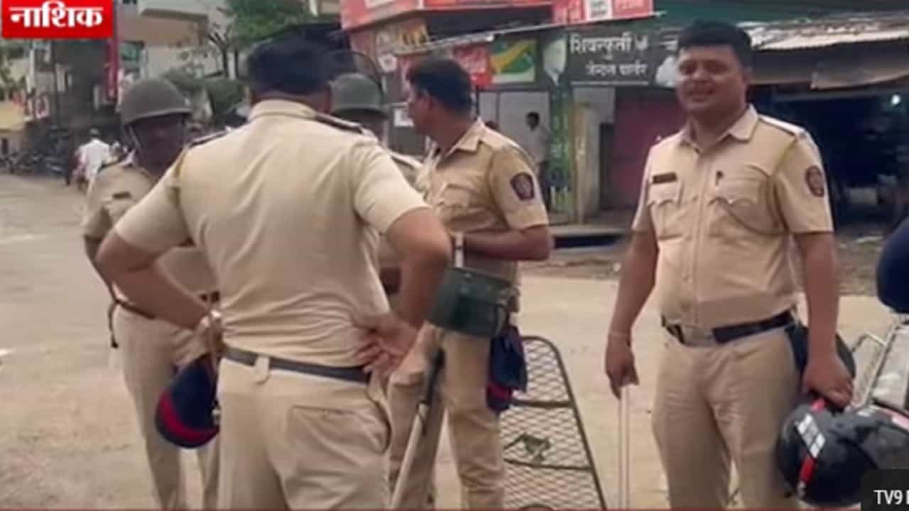 नाशिकच्या सटाणा येथे खासगी गाड्यांसह एसटी बसवर दगडफेक, काय आहे कारण? नाशिकच्या सटाणा येथे खासगी गाड्यांसह एसटी बसवर दगडफेक, काय आहे कारण?