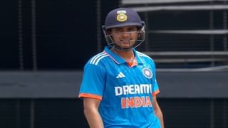 WI vs IND : मोठ्या मनाचा किंग कोहली, युवा खेळाडूंसाठी विराट बनला ‘वॉटरबॉय’