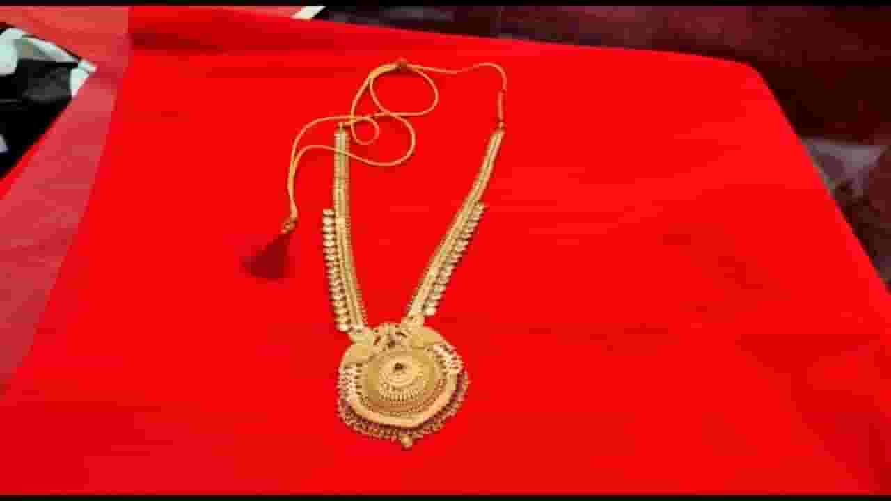 91 वर्षांच्या आजोबांची अनोखी विठ्ठल भक्ती; विठुरायाच्या चरणी पावणे 7 लाखाचा सोन्याचा हार अर्पण