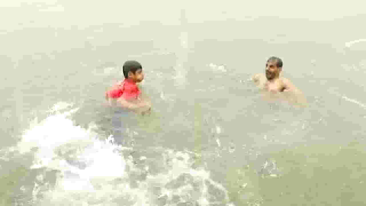 हौशी पर्यटकाकडून नियम धाब्यावर; धरणात पोहण्यासाठी बंदी असताना बिनधास्त उड्या, कुठं घडतयं नेमकं असं? हौशी पर्यटकाकडून नियम धाब्यावर; धरणात पोहण्यासाठी बंदी असताना बिनधास्त उड्या, कुठं घडतयं नेमकं असं?