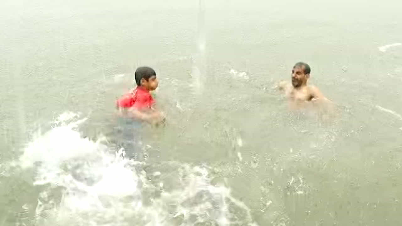 हौशी पर्यटकाकडून नियम धाब्यावर; धरणात पोहण्यासाठी बंदी असताना बिनधास्त उड्या, कुठं घडतयं नेमकं असं? हौशी पर्यटकाकडून नियम धाब्यावर; धरणात पोहण्यासाठी बंदी असताना बिनधास्त उड्या, कुठं घडतयं नेमकं असं?