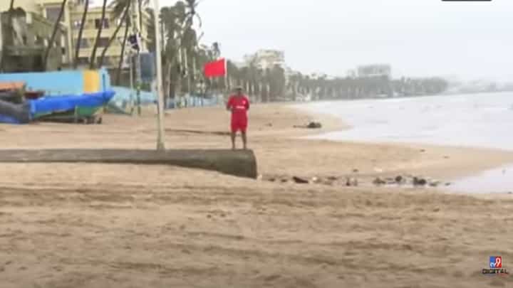 मुंबईत पावसाचा जोर कमी, तरीही जुहू बीच रिकामा केला, काय कारण? मुंबईत पावसाचा जोर कमी, तरीही जुहू बीच रिकामा केला, काय कारण?