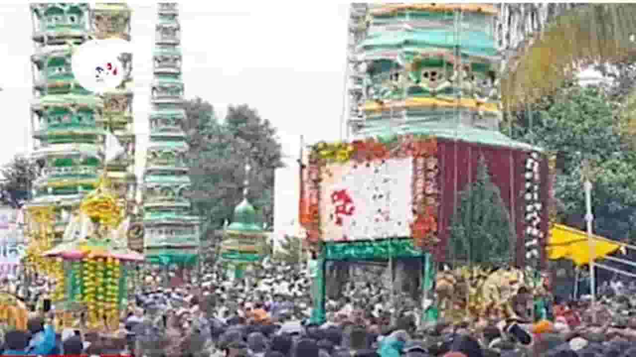 सांगलीच्या कडेगावमध्ये हिंदू-मुस्लिम ऐक्याचा मोहरम, गगनचुंबी ताबूत भेटीचा सोहळा