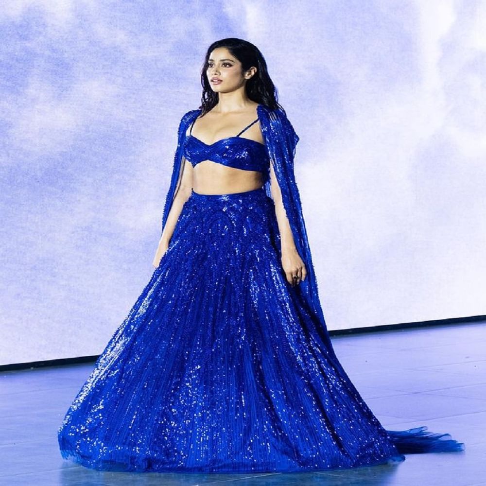 अभिनेत्री जान्हवी कपूर (Janhvi Kapoor)  हिच्या बोल्ड आणि ग्लॅमरस अदांवर चाहते फिदा झाले आहेत. सोशल मीडियावर सर्वत्र जान्हवीच्या फोटोंची चर्चा सुरु आहे.