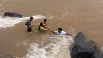 सेल्फी काढणं पडलं महागात, पाहा नदीत पडलेल्या महिलेला वाचवण्याचा थरारक व्हिडीओ…