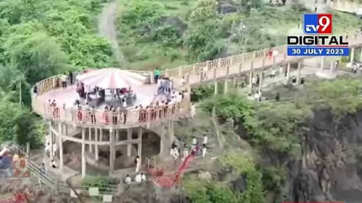 नयनरम्य निसर्ग…धो-धो वाहणाऱ्या सहस्त्रकुंड धबधब्यावर पर्यटकांची मोठी गर्दी! नयनरम्य निसर्ग…धो-धो वाहणाऱ्या सहस्त्रकुंड धबधब्यावर पर्यटकांची मोठी गर्दी!