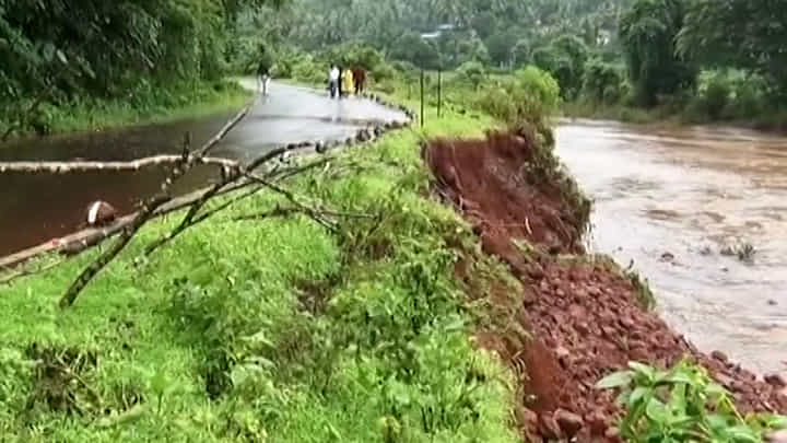 पावसामुळे ‘हा’ राज्य महामार्ग खचला; खचलेल्या रस्त्याला नदी कधीही करू शकते गिळंकृत पावसामुळे ‘हा’ राज्य महामार्ग खचला; खचलेल्या रस्त्याला नदी कधीही करू शकते गिळंकृत