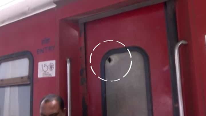 जयपूर-मुंबई एक्सप्रेसमध्ये गोळीबाराची घटना; स्थानिक आमदार मनिषा चौधरी बोरिवली रेल्वे स्थानकात दाखल! जयपूर-मुंबई एक्सप्रेसमध्ये गोळीबाराची घटना; स्थानिक आमदार मनिषा चौधरी बोरिवली रेल्वे स्थानकात दाखल!