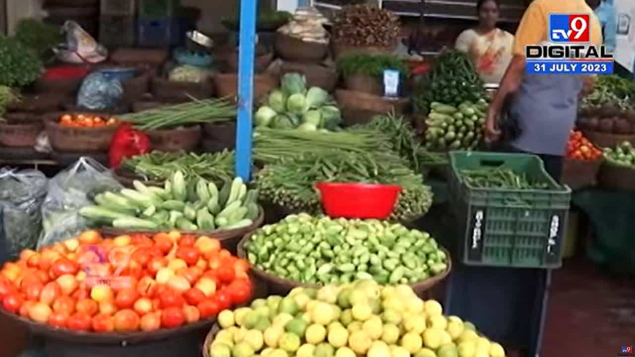 भाज्यांचे गणित कोलमडले, रान भाज्यांना मागणी वाढली; टोमॅटोच्या दरातही वाढ भाज्यांचे गणित कोलमडले, रान भाज्यांना मागणी वाढली; टोमॅटोच्या दरातही वाढ