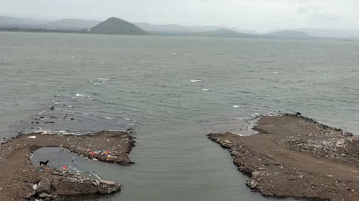 ऐन पावसाळ्यात ‘या’ जिल्ह्यात अनेक गावांमध्ये आजही पाणीटंचाई, धरणात राहिला केवळ 24% जलसाठा ऐन पावसाळ्यात ‘या’ जिल्ह्यात अनेक गावांमध्ये आजही पाणीटंचाई, धरणात राहिला केवळ 24% जलसाठा