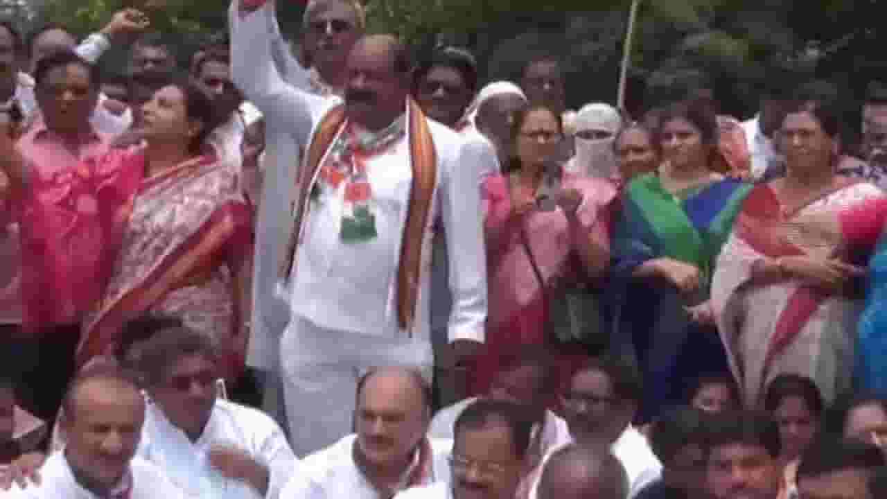 संभाजी भिडे यांच्या वक्तव्याविरोधात अमरावतीत संतापाची लाट; काँग्रेसचे जोरदार आंदोलन संभाजी भिडे यांच्या वक्तव्याविरोधात अमरावतीत संतापाची लाट; काँग्रेसचे जोरदार आंदोलन