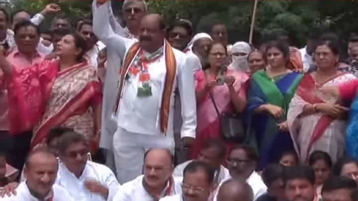 संभाजी भिडे यांच्या वक्तव्याविरोधात अमरावतीत संतापाची लाट; काँग्रेसचे जोरदार आंदोलन संभाजी भिडे यांच्या वक्तव्याविरोधात अमरावतीत संतापाची लाट; काँग्रेसचे जोरदार आंदोलन