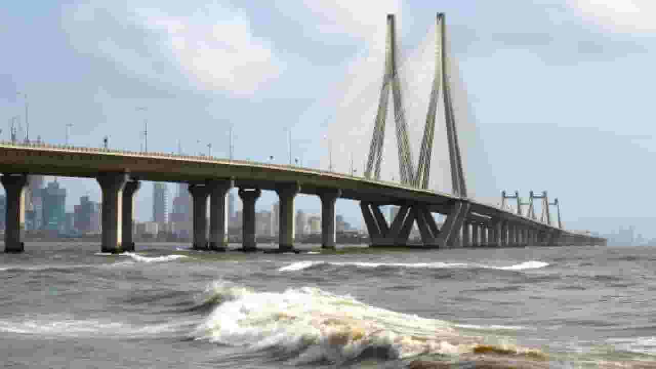 गाडी वांद्रे-वरळी सी लिंकवर पार्क करून एकाने थेट मारली समुद्रात उडी; वरळी पोलीसांनी घटनास्थळी धाव गाडी वांद्रे-वरळी सी लिंकवर पार्क करून एकाने थेट मारली समुद्रात उडी; वरळी पोलीसांनी घटनास्थळी धाव