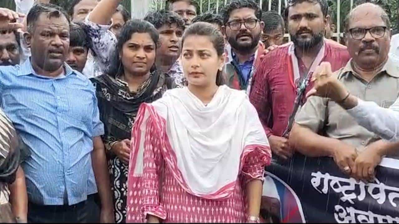 संभाजी भिडे यांच्यासारख्या माणसांना पुढे करून भाजप समाजातलं संतुलन बिघडवतेय, प्रणिती शिंदे यांचा हल्लाबोल संभाजी भिडे यांच्यासारख्या माणसांना पुढे करून भाजप समाजातलं संतुलन बिघडवतेय, प्रणिती शिंदे यांचा हल्लाबोल