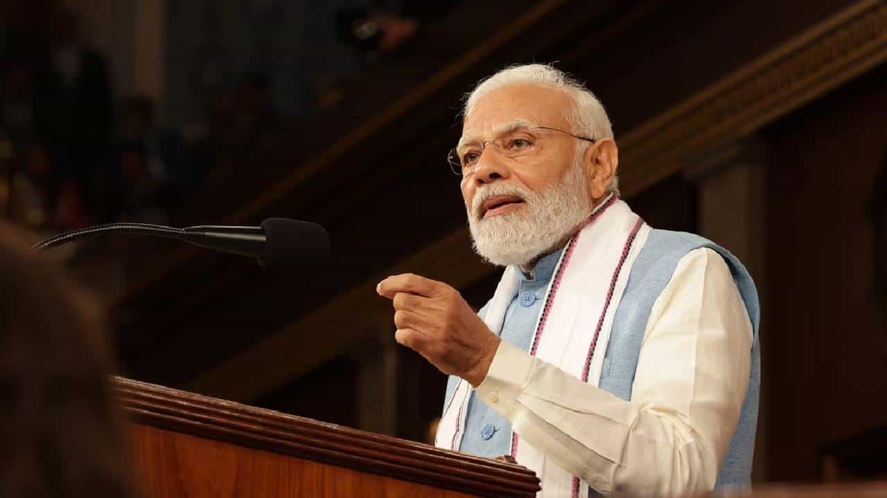 पंतप्रधान मोदी येणार आहेत शाळांना सुट्टी द्या; प्रशासनाकडे कोणी केली मागणी? पंतप्रधान मोदी येणार आहेत शाळांना सुट्टी द्या; प्रशासनाकडे कोणी केली मागणी?