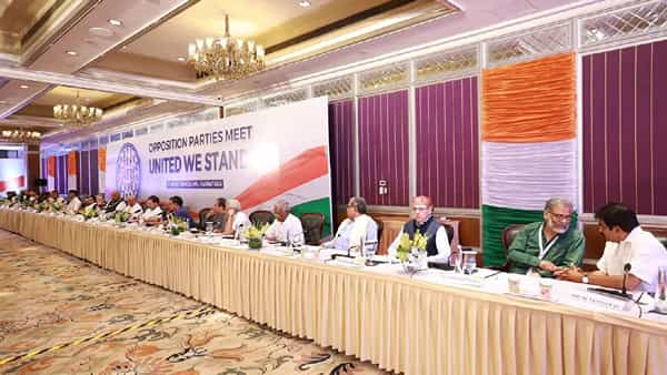 मोदी सरकारविरोधात देशातील सर्व प्रमुख विरोधी पक्षाच्या नेत्यांनी मोट बांधली आहे.