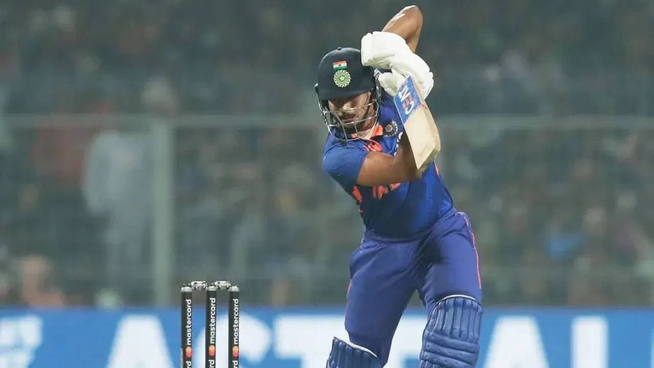 श्रेयस अय्यर चौथ्या क्रमांकावर आतापर्यंत 22 सामन्यात खेळला असून 805 धावा केल्या आहे. मात्र गेल्या काही सामन्यात दुखापतीमुळे खेळला नाही. वनडे वर्ल्डकपपूर्वी फिट होईल अशी आशा आहे.