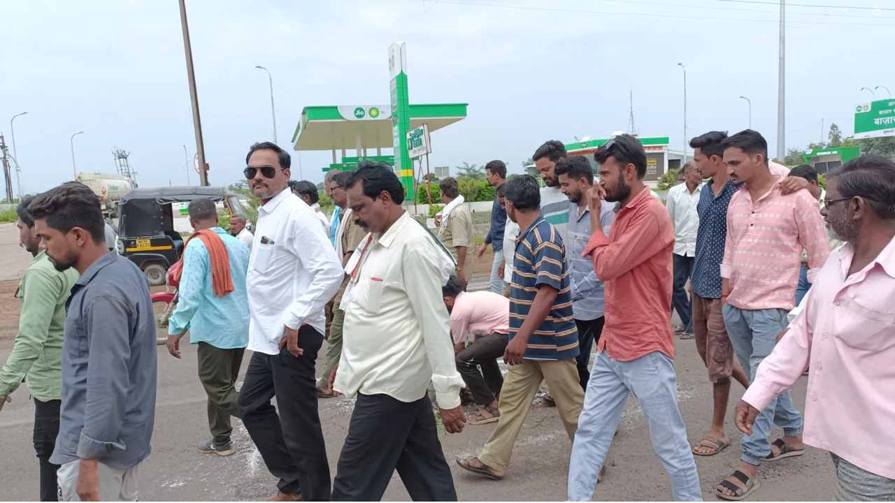 या मार्गावर मोठ्या प्रमाणात अपघात सुद्धा झालेले असून अनेकांना प्राणही गमवावे लागले आहे. या अभिनव वाढदिवसाची आता जिल्ह्यात सर्वत्र चर्चा रंगली आहे.