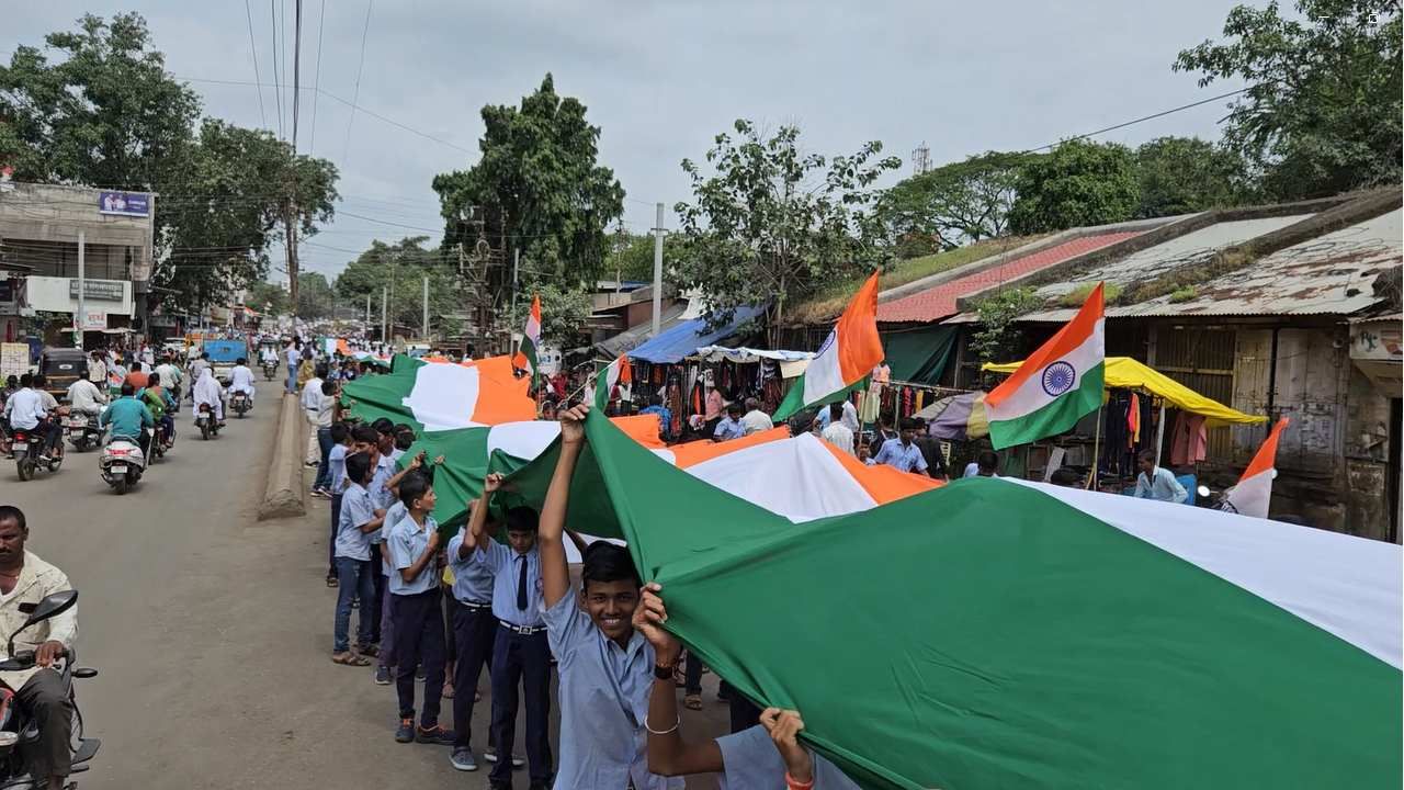 अनेकांनी या मिरवणुकीचं शुटिंग केलं आहे, तसेच अनेकांनी फोटो शूट देखील केले आहे. काही फोटो सोशल मीडियावर व्हायरल सुध्दा झाले आहेत. मिरवणूक ज्यावेळी निघाली होती, त्यावेळी अनेक नागरिक मिरवणुकीत सहभागी झाले होते. 