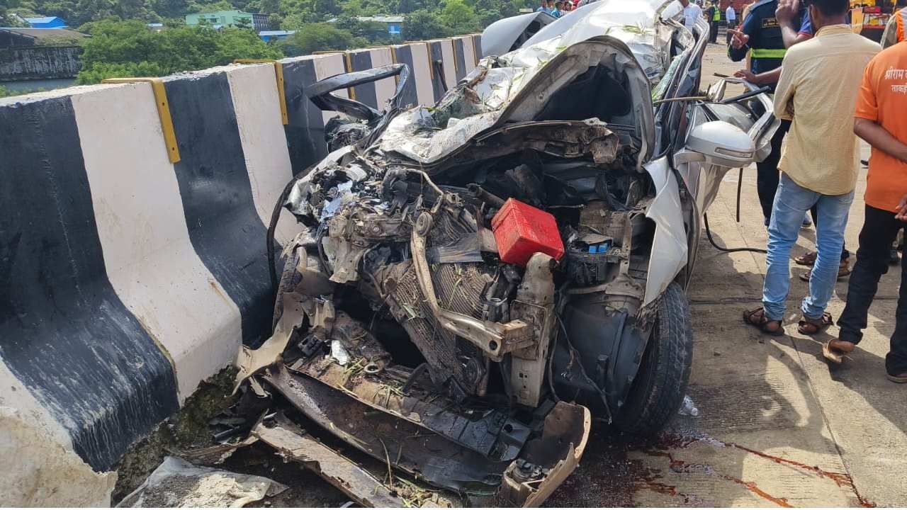 मुंबई-पुणे द्रुतगती मार्गावर कंटेनर उलटून पाच गाड्यांचे नुकसान झाले आहे. त्याचबरोबर दोन जणांनी आपला जीव अपघातमध्ये गमावला आहे. अपघातामध्ये चार जण जखमी झाले आहेत, जखमींना रुग्णालयात दाखल करण्यात आल्याचं रायगड पोलिसांनी जाहीर केलं आहे. 