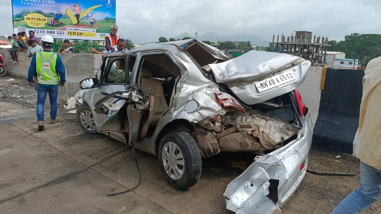 स्पीडमध्ये असलेला कंटेनर उलटला असल्याची माहिती तिथं अपघात पाहिलेल्या लोकांनी पोलिसांना सांगितलं आहे. गाड्यांचं अधिक नुकसान झालं आहे. तिथल्या गाड्या बाजूला घेण्याचं काम सुरु आहे. 