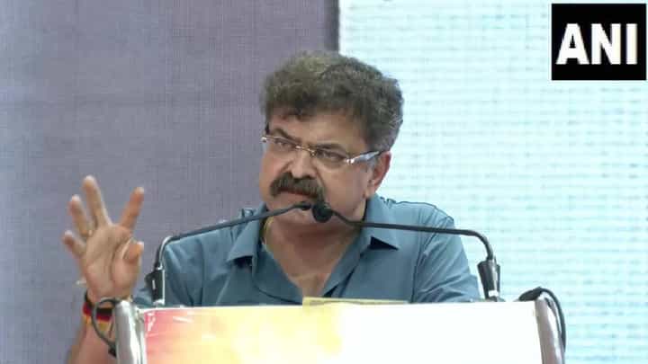 ‘मणिपूरवरून लक्ष हटवण्यासाठीच भिडे यांचा वापर’; राष्ट्रवादी नेत्याचा सरकारवर हल्लाबोल ‘मणिपूरवरून लक्ष हटवण्यासाठीच भिडे यांचा वापर’; राष्ट्रवादी नेत्याचा सरकारवर हल्लाबोल