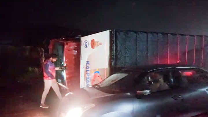 मुंबई अहमदाबाद महामार्गावर दिवसागणित अपघात; खड्ड्यामुळे कंटेनर पलटी मुंबई अहमदाबाद महामार्गावर दिवसागणित अपघात; खड्ड्यामुळे कंटेनर पलटी